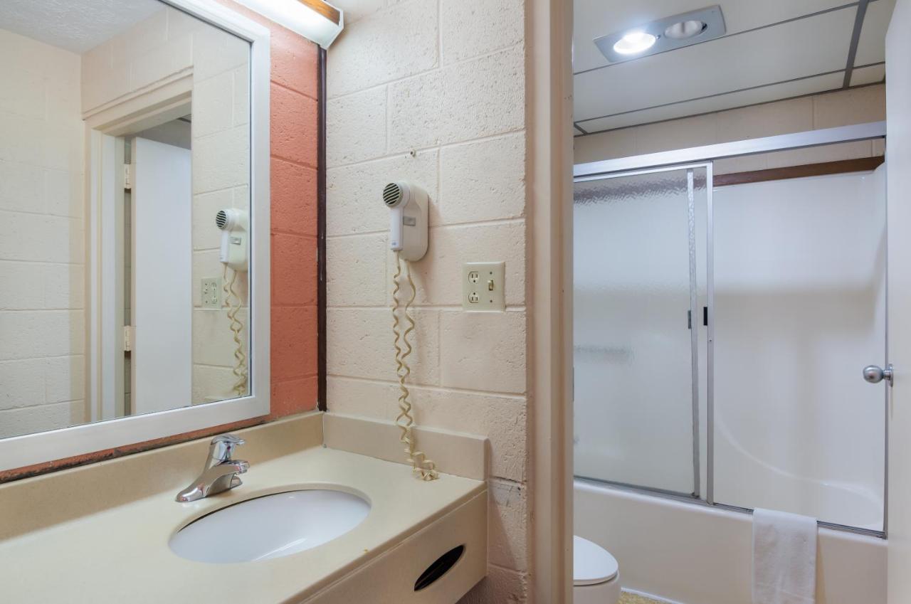Americas Best Value Inn Уитвил Екстериор снимка