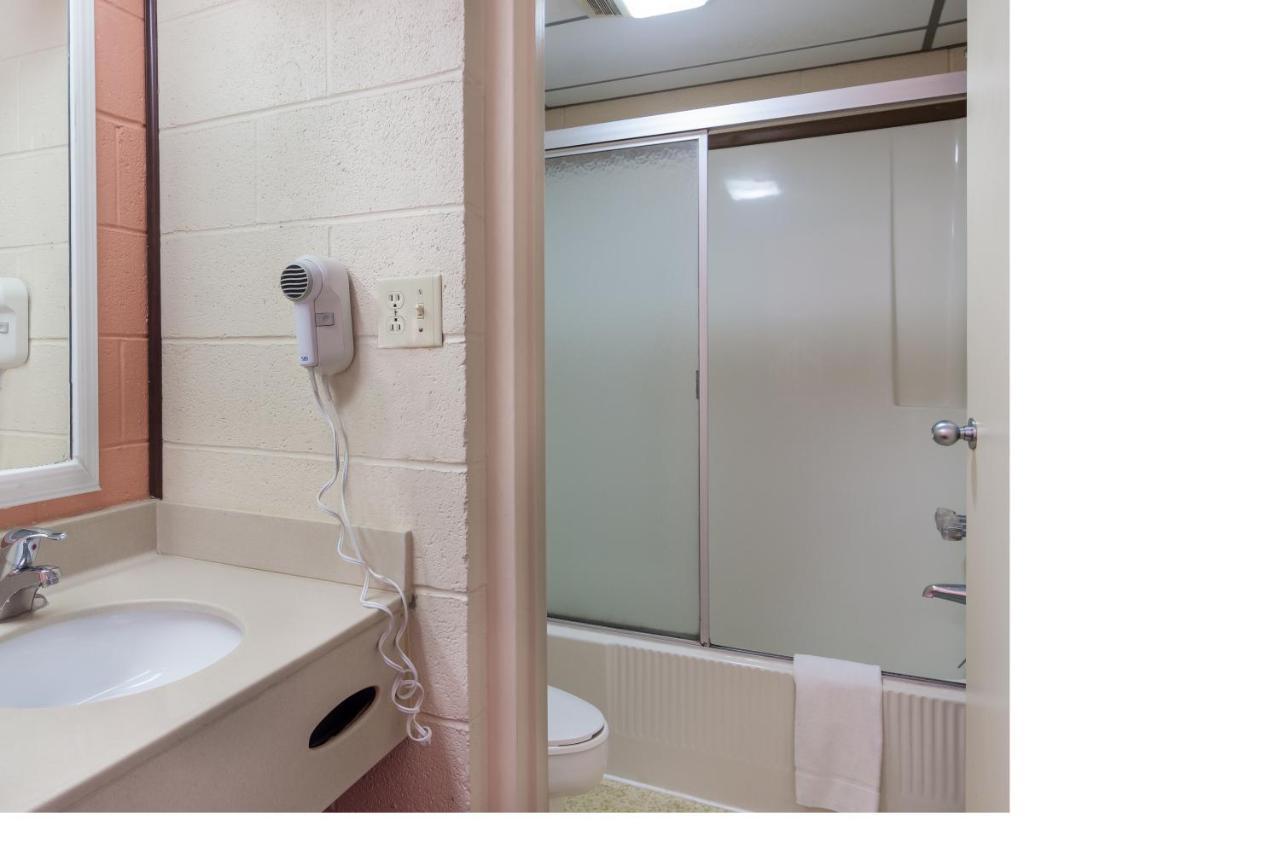 Americas Best Value Inn Уитвил Екстериор снимка