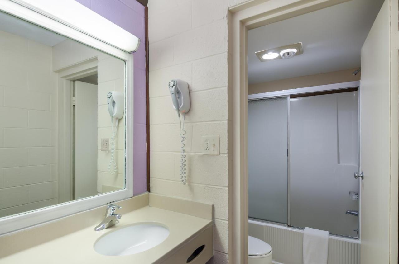 Americas Best Value Inn Уитвил Екстериор снимка